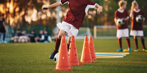Football Drills Slalom Drill Treinos Futebol Juvenil Jovens Jogadores Futebol — Fotografia de Stock