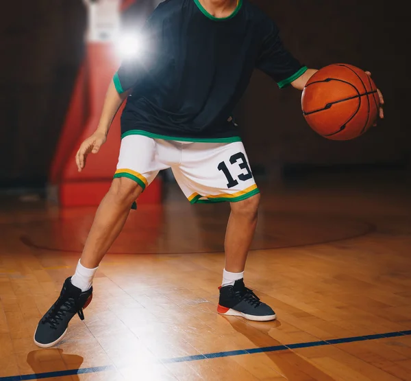 Treino Basquetebol Infantil Jovem Jogador Basquete Driblar Bola Corte Madeira — Fotografia de Stock