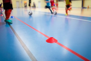 Grup kapalı futbol Futsal eğitim çocuk. Çocuk beden eğitimi sınıfı. Beden dersi için gençlik. Futsal eğitim resim arka plan bulanık ile