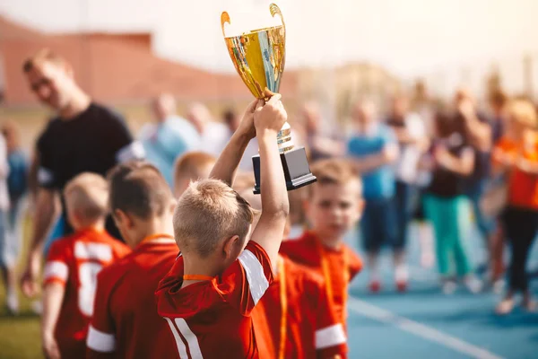 Lapset Voittavat Urheilukilpailun Lasten Jalkapallojoukkue Pokaalin Kanssa Pojat Juhlivat Jalkapallon — kuvapankkivalokuva