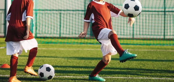 少年サッカーの練習します 若いサッカー選手がピッチ上でボールを蹴るします 子供のためのサッカー トレーニング セッション — ストック写真