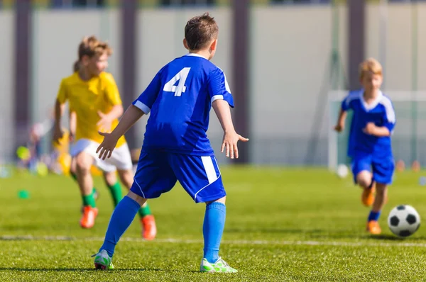 子供のサッカーの試合 トレーニングとサッカースクール サッカー大会 サッカー少年のグループ — ストック写真