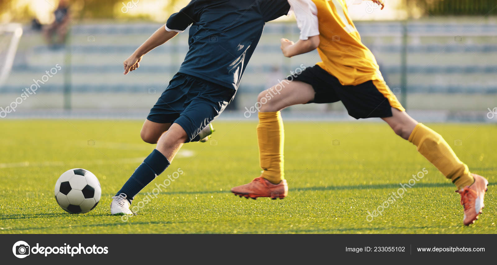 Dois jogadores de futebol a correr e a chutar uma bola de futebol. Pernas  de dois jovens jogadores de futebol em um jogo. Futebol europeu jovens  jogadores pernas em ação fotos, imagens