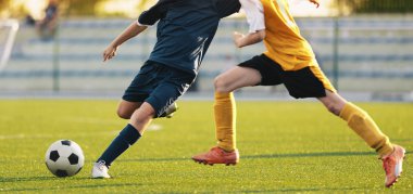 Futbolcular futbol Stadı'nda yarışır. Çalışan ve futbol topu tekmeleme iki futbolcular. Futbol maç arka plan