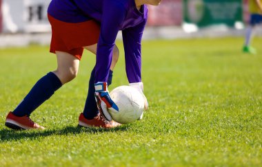 Genç futbol kaleci kaleci. Genç çocuk futbol kaleci. Güneşli yaz gününde Soccer oyunu
