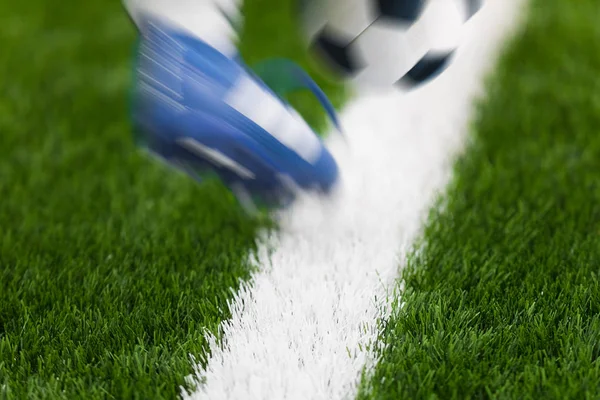 サッカー選手は サッカーのフィールドに彼の足でサッカー ボールを撃ちます 足とボールの動き サッカーの詳細背景 — ストック写真