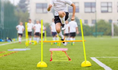 Fitness Eğitim futbolcu. Futbolcular antrenman alanı güneşli üzerinde. Genç futbolcular hız ve çeviklik eğitim oturumu uygulama