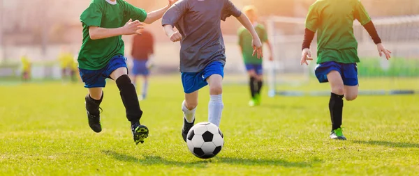 Executando Jogadores Futebol Durante Nascer Sol Futebolistas Kicking Football Match — Fotografia de Stock