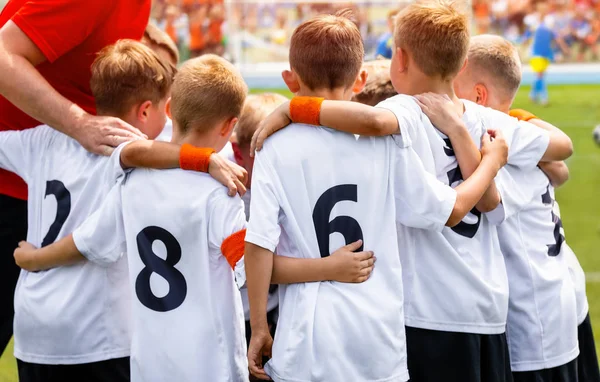 Unga pojkar i fotboll. Grupp barn i fotbollslaget — Stockfoto