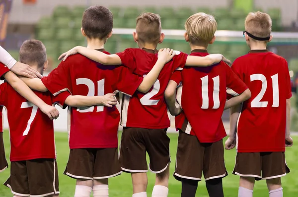 Дети в спортивной одежде стоят в команде. Дети в красных рубашках Джерси — стоковое фото