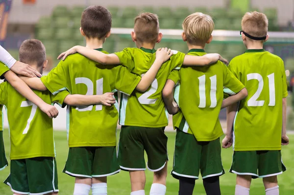 Equipa de Futebol Juvenil. Meninos em fila e assistindo a chutes de penalidade durante o tempo extra — Fotografia de Stock