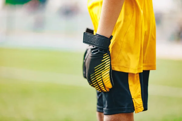 Ποδόσφαιρο γάντια του νέος αγόρι ποδόσφαιρο τερματοφύλακα στέκεται στο ένα γκολ σε κοντινό πλάνο — Φωτογραφία Αρχείου