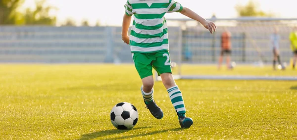 Çocuk tekme futbol topu. Bir futbol maçı oynarken yaşında 8-10, topun peşinde koşuyoruz çocuk futbolcu orada hareket kapatın