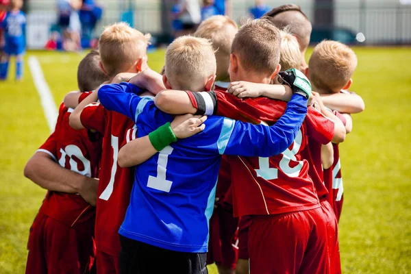 Mannschaftssport für Kinder. Kinder-Sport-Fußballmannschaft. Trainer motiviert — Stockfoto