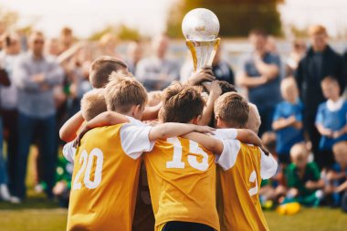 Altın Kupa tutan çocuklar. Çocuklar Futbol Şampiyonası'nı kazanmış