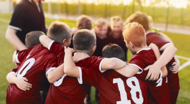 Çocuklar takım arkadaşlarının yanına spor. Çocuklar Futbol Takımı turnuva Final maçı önce toplandı. Koç ve genç futbolcuların ısıtmaz