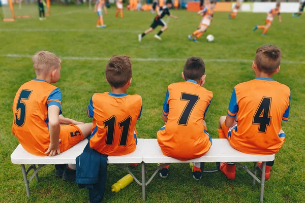 소년 축구 팀 벤치에 앉아입니다. 아이 들 축구 팀 선수입니다. 어린이 축구 대회 — 스톡 사진