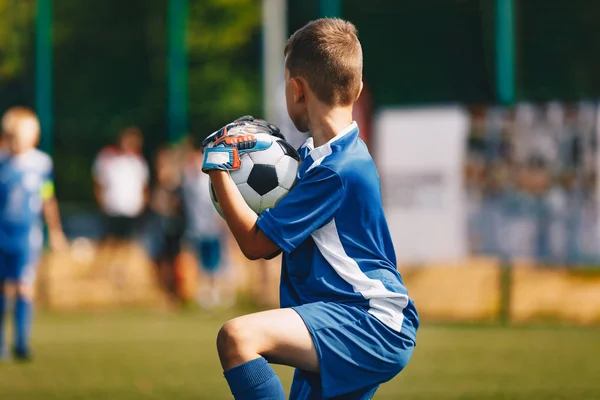 Jovem goleiro de futebol Goalkeeper Catching Ball. Jovem menino futebol guarda-redes — Fotografia de Stock