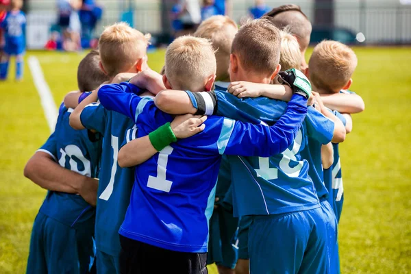 Grupo de Crianças na Equipe de Futebol. Escola de Futebol Treinador Pregame Speech. Treinando Esportes Juvenis. Jovens meninos unidos na equipe de futebol — Fotografia de Stock