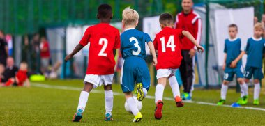 Çok etnik gruptan oluşan çocuklar futbol oyunu oyun