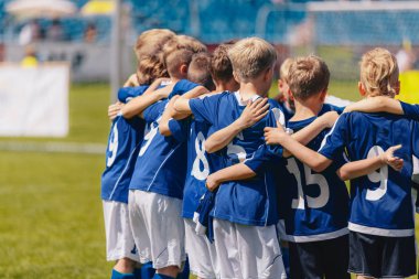 Spor futbol kulübü takımının genç çocukları Birleşik birlikte ayakta. Çocuk dinleme Coach ön maç konuşma. Motive Junior gençlik futbolcular. Açık spor okulu Tournamentyoung Boys spor futbol kulübü takım ayakta birlikte Birleşik. 