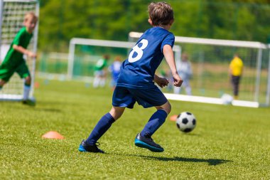 Futbol futbolcular Ball ile koşu. Futbolcular tekme F