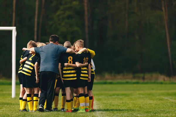 Trener Coaching Juniorska Football Team — Zdjęcie stockowe