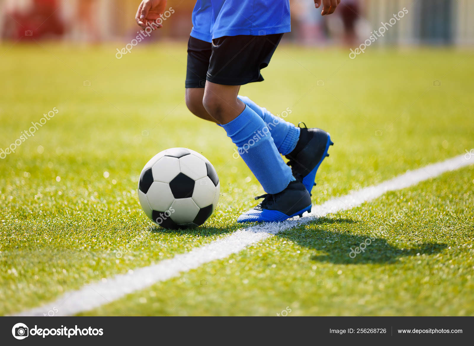 Adolescentes jogando futebol jogo de futebol fotos, imagens de