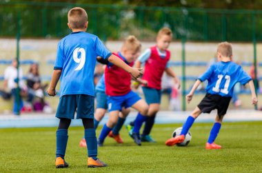 Turnuva futbol maçında yeşil pitch üzerinden çalışan genç erkek ekibi