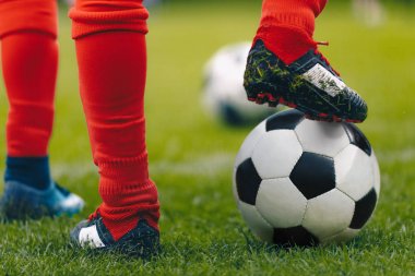 Çim sahada topu ile futbolcu yakın