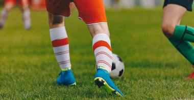 Futbol futbol başlama vuruşu stadyumda. Sportif oyuncu koşuyor ve bir futbol topu tekme. Futbol düellosu yakın çekim görüntüsü