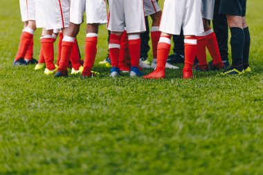 Genç Futbol Takımı Grupta. Futbol Çim Saha ve Oyuncular Ayakları