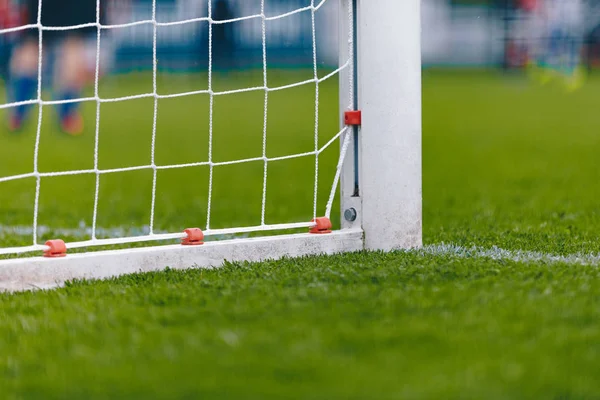 Objetivo de fútbol con Net. Campo de fútbol con hierba verde fresca. Fondo de fútbol de bajo ángulo de fútbol con espacio de copia —  Fotos de Stock