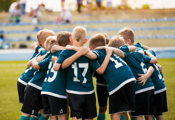 キッズフットボールチームはチームスピリットを構築します。サッカーの子供たちのチームは、ハドルで — ストック写真