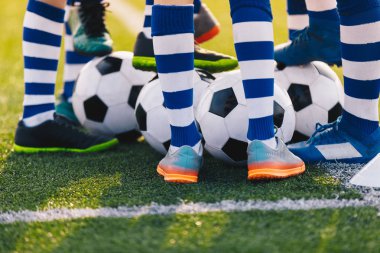 Futbol Eğitimi. Genç Futbol Boys'un bacakları. Toplarla Futbol Akademisi Takım Eğitimi. Çocuklar Futbol Pratik