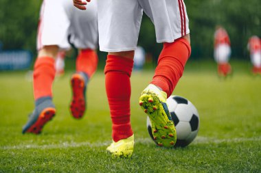 Futbol / Futbol Topla Koşu. Futbol Oyuncusu Sahada Eğitim. Futbol Topu ve Oyuncu Ayağının Yakından Görünümü