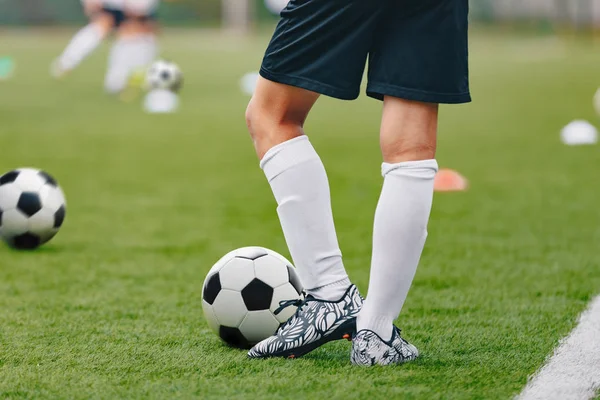 Sesión de entrenamiento de fútbol para adultos. Jugador de fútbol con pelota en el campo —  Fotos de Stock