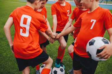Futbol Futbol Takımı'ndaki çocuklar el koyuyor. Erkek Futbol Okulu Takımı Huddling. Çocuklar Bir Huddle Birlikte Eller