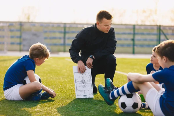 Voetbalcoach coaching kinderen team — Stockfoto