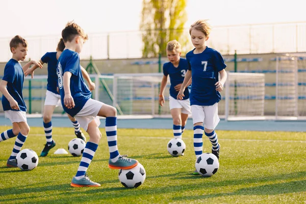 Young Boys of Sports Club em Treinamento de Futebol. Sessão de Prática de Futebol para a Juventude Infantil — Fotografia de Stock