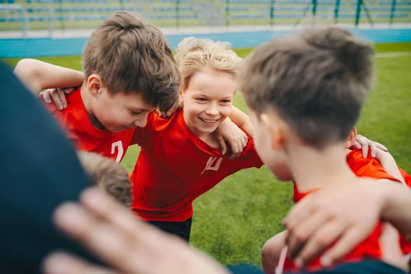 スポーツをする幸せな子供たち。スポーツを作る幸せな男の子のグループ — ストック写真