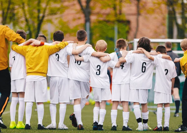 Об'єднана молодіжна спортивна команда. Футбол футбол підлітка гравців разом — стокове фото