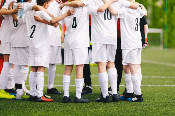 Grupp Junior Sports-spelare. Fotboll teambuilding aktiviteter — Stockfoto