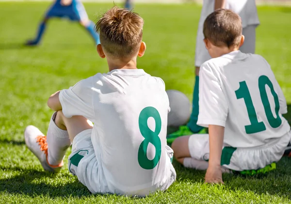 Dos chicos de fútbol en camiseta blanca kit de fútbol —  Fotos de Stock