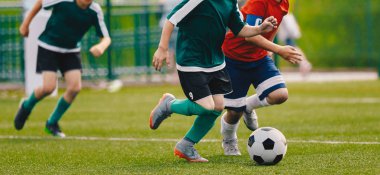 Çocuklar Futbol Turnuvası Oyunu Oynar. Genç Çocuklar Koşu ve Çim Spor Alanında Futbol Topu Kicking