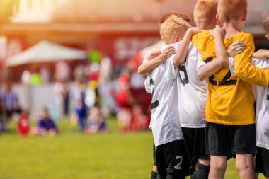  Copy Space ile Gençlik Futbol Akademisi Arka Plan. Çocuk Spor Takım Toplantısı. Çocuklar spor oynar. Spor Giyimli Erkekler