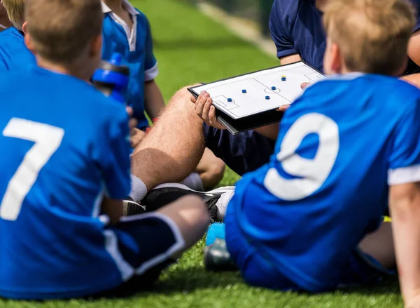 Dzieci podczas sesji piłkarskiej Football Coaching. Chłopcy w piłce nożnej — Zdjęcie stockowe