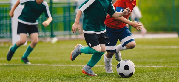 Barn spelar fotbollsturnering spel. Unga pojkar kör och sparkar fotboll boll på gräs Sports Field — Stockfoto