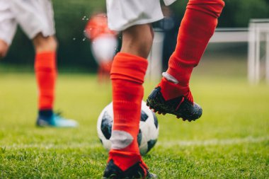 Grass Venue'de TopA Tekme Leyen Futbolcular. Arka Planda Futbol Sahası Stadyumu