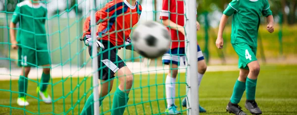 Il giovane portiere salva. Calcio Sfondo orizzontale. Portiere Junior Soccer Salvataggio su un gol — Foto Stock